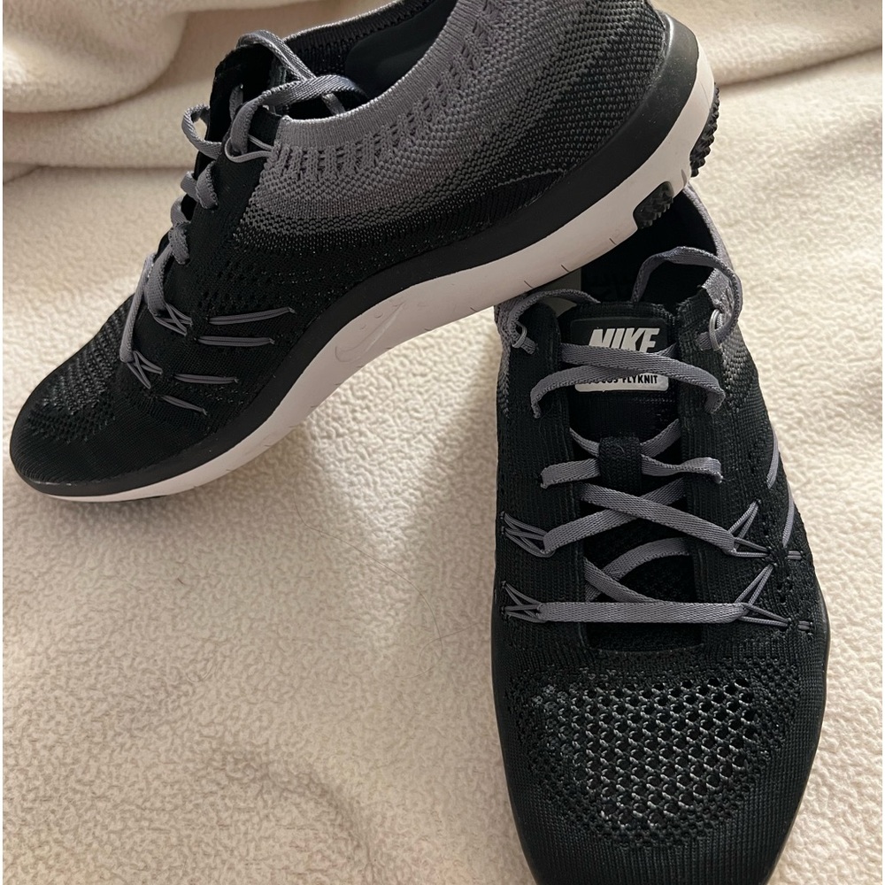 Nike women’s sneaker Free Focus flyknit training black grey size 7